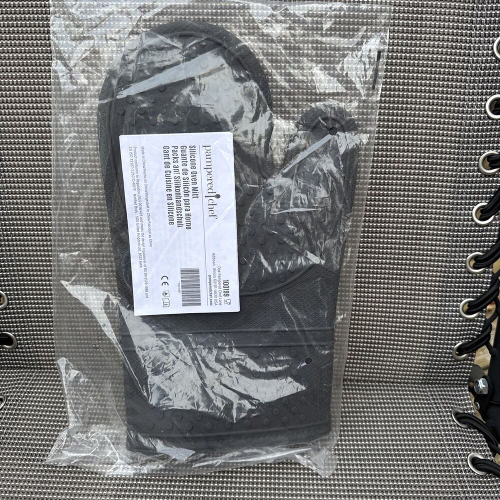 Pampered Chef Silicone Oven Mitt 100199 NEW